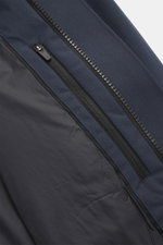 UBR Kurzmantel 'Regulator Coat' dunkelblau, Nahaufnahme von innen mit bi-elastischer Microfaser, Primaloft-Wattierung, getapten Nähten und Reißverschluss.