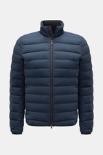 UBR Daunenjacke 'Sonic' navy, frontal fotografiert, Slim Fit, wasserabweisend, elastisch, mit zwei-Wege-Reißverschluss, hochschließendem Kragen und reflektierendem Logo-Print.
