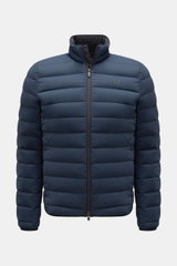 UBR Daunenjacke 'Sonic' navy, frontal fotografiert, Slim Fit, wasserabweisend, elastisch, mit zwei-Wege-Reißverschluss, hochschließendem Kragen und reflektierendem Logo-Print.