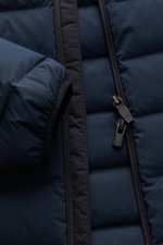 Nahaufnahme der UBR Daunenjacke 'Sonic' navy von vorne, zeigt wasserabweisendes, elastisches Material, verschweißte Nähte und Zwei-Wege-Reißverschluss.