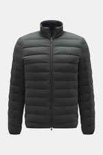UBR Daunenjacke 'Sonic' dunkelgrün, frontal fotografiert, Slim Fit, wasserabweisend, ultraleicht, elastische Microfaser, Daunenfüllung, zwei-Wege-Reißverschluss, hochschließender Kragen.