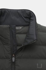 UBR Daunenjacke 'Sonic' dunkelgrün, Detailaufnahme von oben, wasserabweisend, elastisch, mit Kragen, Zipper und reflektierendem Logo-Print.