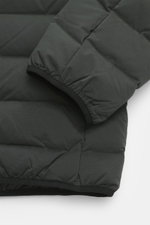 UBR Daunenjacke 'Sonic' dunkelgrün, Detailaufnahme vom Ärmel und Saum, elastische Microfaser, ultraleichte Daunenfüllung, wasserabweisend, Slim Fit.