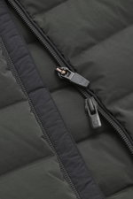 UBR Daunenjacke 'Sonic' dunkelgrün in Nahaufnahme von oben, zeigt wasserabweisendes Microfaser-Material, zwei-Wege-Reißverschluss und verschweißte Nähte.