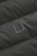 UBR Daunenjacke 'Sonic' dunkelgrün, Detailaufnahme von oben, feinste elastische Microfaser, wasserabweisend, reflektierender Logo-Print.