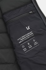 Nahaufnahme der Innentasche mit Reißverschluss der UBR Daunenjacke 'Sonic' dunkelgrün, fotografiert aus seitlicher Perspektive, zeigt wasserabweisendes, elastisches Material und reflektierenden Logo-Print.