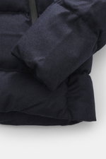 Close-up side view of UBR Merino Down Jacket 'Savile' navy melange sleeve showing pure merino wool and quilted look with warming down filling.

Description: With the down jacket 'Savile' by UBR, we are well prepared for the next cold season, as this clean