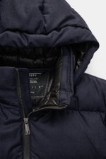 UBR Daunenjacke 'Concord' navy meliert, Detailaufnahme der wattierten, abnehmbaren Kapuze und Zipper-Fronttasche, weiche Wolle, Slim Fit, Daunenfüllung, zwei Innentaschen. Urbaner Stil trifft High-Performance.