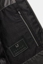 UBR Daunenjacke 'Concord' schwarz meliert, Detailfoto von innen, weiche reine Wolle, wärmende Daunenfüllung, Zipper-Tasche, geschmeidiges Futter.