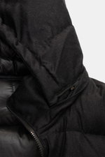 UBR Daunenjacke 'Concord' schwarz meliert im Detail von oben, reine Wolle, weicher Griff, wattierte Kapuze, Zwei-Wege-Reißverschluss, Slim Fit.