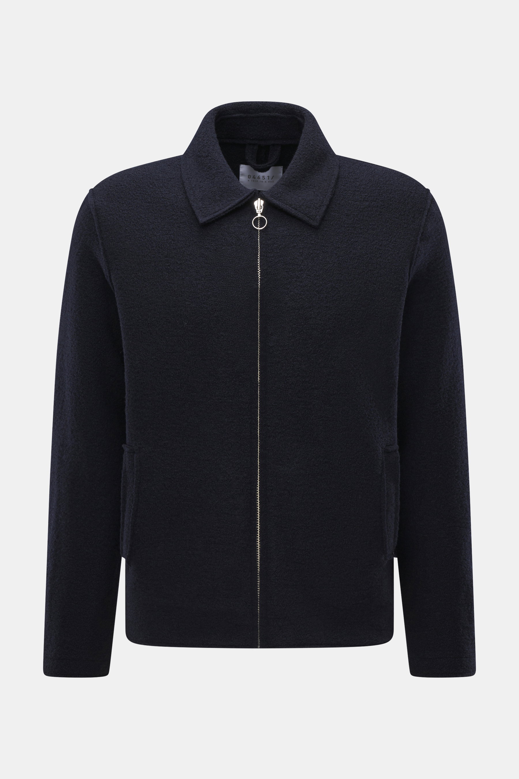 Frontansicht der 04651/ A trip in a bag Wolljacke 'Boiled Blouson' navy aus Bouclé-Strick, Slim Fit, Metall-Reißverschluss, Umlegekragen, schräge Taschen.