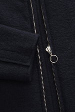 Nahaufnahme der 04651/ A trip in a bag Wolljacke 'Boiled Blouson' navy aus Bouclé-Strick, gewalkte Qualität, Slim Fit, Raw-Edge-Finish, Metall-Reißverschluss, Umlegekragen, schräge Leistentaschen, Druckknopfärmel, Unconstructed Design, Innentasche, kleine