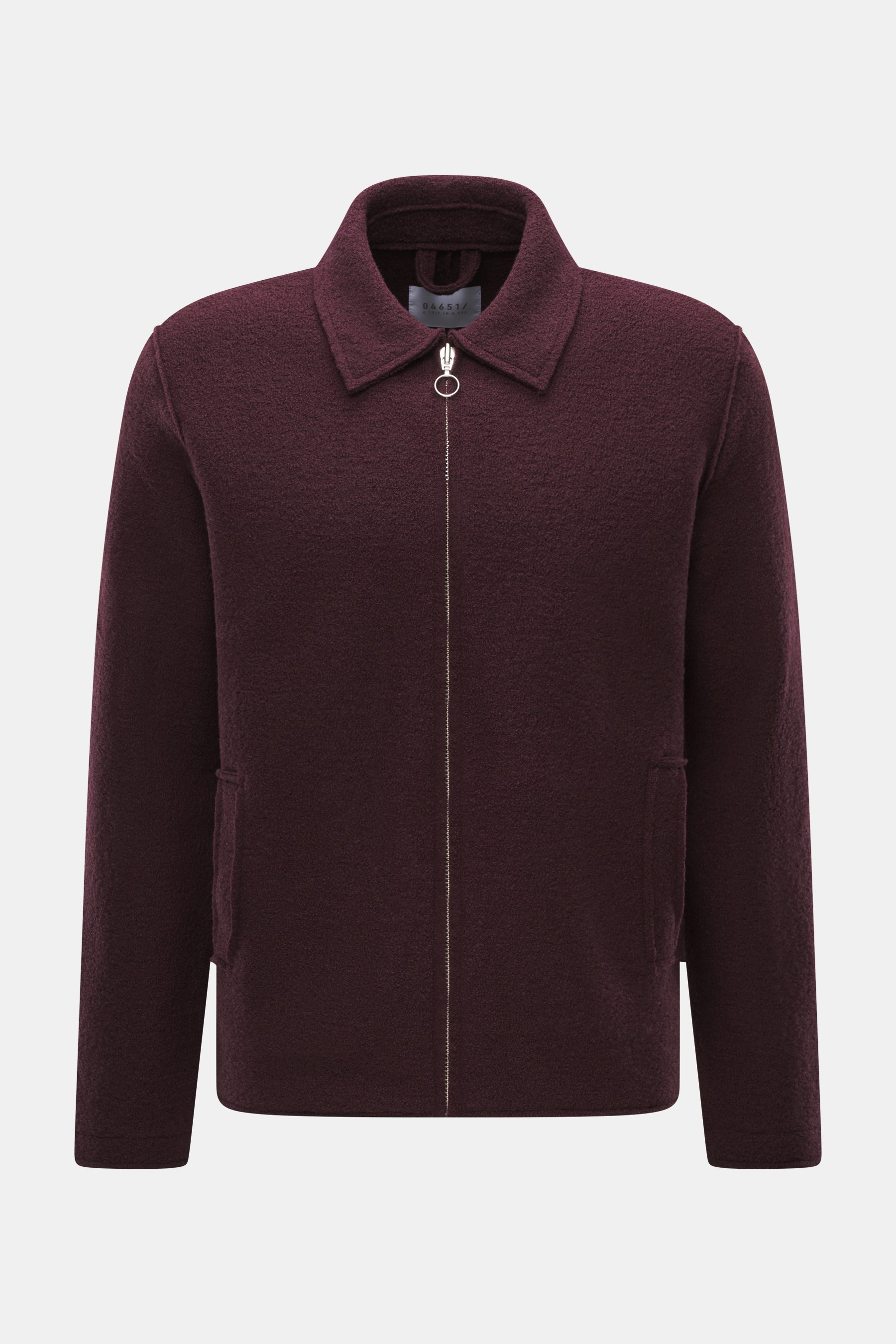 Frontansicht der 04651/ A trip in a bag Wolljacke 'Boiled Blouson' bordeaux aus Bouclé-Strick, Slim Fit mit Metall-Reißverschluss, Umlegekragen, Leistentaschen.