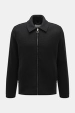 Frontale Nahaufnahme der 04651/ A trip in a bag Wolljacke 'Boiled Blouson' schwarz aus Bouclé-Strick reiner Schurwolle, Slim Fit, gewalkt mit Metall-Reißverschluss, Umlegekragen, schräge Leistentaschen, Raw-Edge-Finish, Druckknopf-Ärmelabschlüssen, Uncons