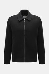 Frontale Nahaufnahme der 04651/ A trip in a bag Wolljacke 'Boiled Blouson' schwarz aus Bouclé-Strick reiner Schurwolle, Slim Fit, gewalkt mit Metall-Reißverschluss, Umlegekragen, schräge Leistentaschen, Raw-Edge-Finish, Druckknopf-Ärmelabschlüssen, Uncons