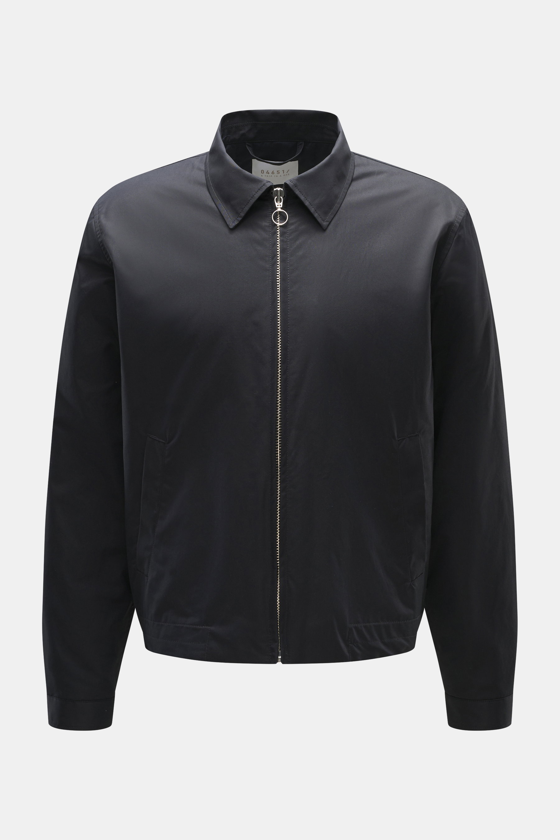 Frontansicht des 04651/ A trip in a bag Blouson 'Peach' dark navy mit Umlegekragen, Slim Fit, robustem Reißverschluss, paspelierten Taschen, weichem Griff, elastischem Saum, Innentasche, Baumwoll-Microfaser-Mix und geschmeidigem Futterstoff.