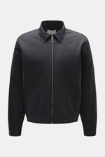 Frontansicht des 04651/ A trip in a bag Blouson 'Peach' dark navy mit Umlegekragen, Slim Fit, robustem Reißverschluss, paspelierten Taschen, weichem Griff, elastischem Saum, Innentasche, Baumwoll-Microfaser-Mix und geschmeidigem Futterstoff.