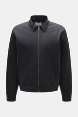 Frontansicht des 04651/ A trip in a bag Blouson 'Peach' dark navy mit Umlegekragen, Slim Fit, robustem Reißverschluss, paspelierten Taschen, weichem Griff, elastischem Saum, Innentasche, Baumwoll-Microfaser-Mix und geschmeidigem Futterstoff.