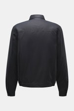 Rückansicht des 04651/ A trip in a bag Blouson 'Peach' dark navy mit Slim Fit, Baumwolle-Microfaser, Umlegekragen, elastischem Saum, weichem Griff.