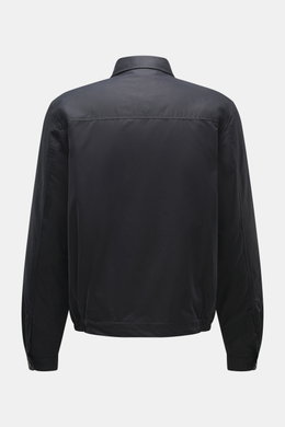 Rückansicht des 04651/ A trip in a bag Blouson 'Peach' dark navy mit Slim Fit, Baumwolle-Microfaser, Umlegekragen, elastischem Saum, weichem Griff.