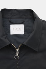 Nahaufnahme aus schräger Frontalperspektive des Kragens und Reißverschlusses des 04651/ A trip in a bag Blouson 'Peach' dark navy, Slim Fit, Mix aus Baumwolle und Microfaser, weicher Griff, robuster Reißverschluss, Umlegekragen, paspelierte Fronttaschen, 