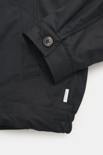 Nahaufnahme des Ärmel-Endes mit Knopf und elastischem Saum des 04651/ A trip in a bag Blouson 'Peach' dark navy aus Baumwolle und Microfaser, Slim Fit, Umlegekragen, paspelierte Fronttaschen, robuster Reißverschluss, geschmeidiger Futterstoff, Innentasche