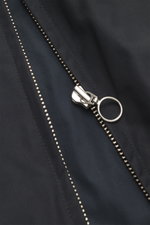 Nahaufnahme aus schräger Perspektive des robusten Reißverschlusses des 04651/ A trip in a bag Blouson 'Peach' dark navy, Mix Baumwolle, Microfaser, Slim Fit, Umlegekragen, paspelierte Fronttaschen, elastischer Saum, geschmeidiger Futterstoff, Innentasche,