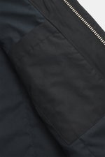 Nahaufnahme des elastischen Saums, paspelierter Fronttasche und robuster Reißverschluss von 04651/ A trip in a bag Blouson 'Peach' dark navy, Slim Fit aus Baumwolle und Microfaser mit weichem Griff, Umlegekragen, geschmeidigem Futterstoff und einer Innent