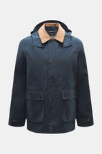Frontansicht der 04651/ A trip in a bag Wachsjacke 'Sailor' navy/braun aus gewachster Baumwolle mit Cordkragen, Kapuze, Fronttaschen und Windblende.