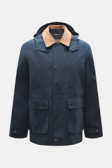 Frontansicht der 04651/ A trip in a bag Wachsjacke 'Sailor' navy/braun aus gewachster Baumwolle mit Cordkragen, Kapuze, Fronttaschen und Windblende.