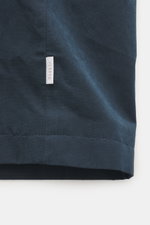 Nahaufnahme der navy/braunen 04651/ A trip in a bag Wachsjacke 'Sailor' mit Etikett, gewachste Baumwolle, Slim Fit, abnehmbare Kapuze, Cordkragen.