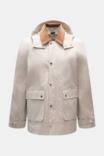 Frontansicht der 04651/ A trip in a bag Wachsjacke 'Sailor' sand/braun mit abnehmbarer Kapuze, Cordkragen, Fronttaschen und Slim Fit, wasserabweisend.