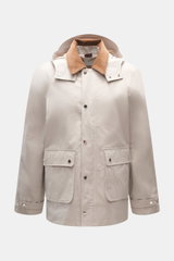 Frontansicht der 04651/ A trip in a bag Wachsjacke 'Sailor' sand/braun mit abnehmbarer Kapuze, Cordkragen, Fronttaschen und Slim Fit, wasserabweisend.