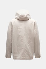Rückansicht der 04651/ A trip in a bag Wachsjacke 'Sailor' sand/braun mit Kapuze, gewachster Baumwolle, Slim Fit und Raglanärmeln.