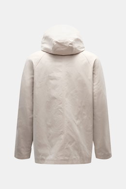 Rückansicht der 04651/ A trip in a bag Wachsjacke 'Sailor' sand/braun mit Kapuze, gewachster Baumwolle, Slim Fit und Raglanärmeln.