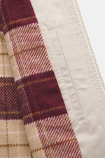 Nahaufnahme der Innenseite der 04651/ A trip in a bag Wachsjacke 'Sailor' sand/braun, Slim Fit mit Flanell-Futter, Reißverschluss und Innentasche.