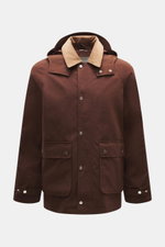 Braune 04651/ A trip in a bag Wachsjacke 'Sailor' frontal fotografiert mit abnehmbarer Kapuze, Cordkragen, Fronttaschen, Slim Fit und Druckknöpfen.