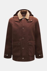 Braune 04651/ A trip in a bag Wachsjacke 'Sailor' frontal fotografiert mit abnehmbarer Kapuze, Cordkragen, Fronttaschen, Slim Fit und Druckknöpfen.