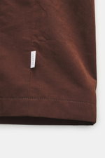 Brauner Stoff der 04651/ A trip in a bag Wachsjacke 'Sailor' braun, Detailaufnahme von unten mit Etikett, wasserabweisend und robust.