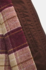 Nahaufnahme der Innenseite der 04651/ A trip in a bag Wachsjacke 'Sailor' braun mit Flanell-Futter und Reißverschluss, Detailansicht.
