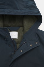 Nahaufnahme von Kapuze und Kragen des 04651/ A trip in a bag Parka 'Winter' navy, Mix aus Baumwolle und Microfaser, weicher Griff, Oversized Fit, hoch schließender Kragen, praktische Kapuze, robuster Reißverschluss, Windblende mit Druckknöpfen, große Tasc