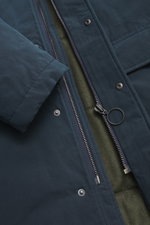 Nahaufnahme von 04651/ A trip in a bag Parka 'Winter' navy im Oversized Fit, Baumwolle-Microfaser, Kapuze, Reißverschluss, Druckknöpfen, Taschen, kontrastfarbenem Futter, Innentasche.