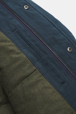 Nahaufnahme des robusten Reißverschlusses und der Windblende mit Druckknöpfen des navyfarbenen 04651/ A trip in a bag Parka 'Winter' navy, Mix aus Baumwolle und Microfaser, weicher Griff, Oversized Fit, hoch schließender Kragen, praktische Kapuze, große T