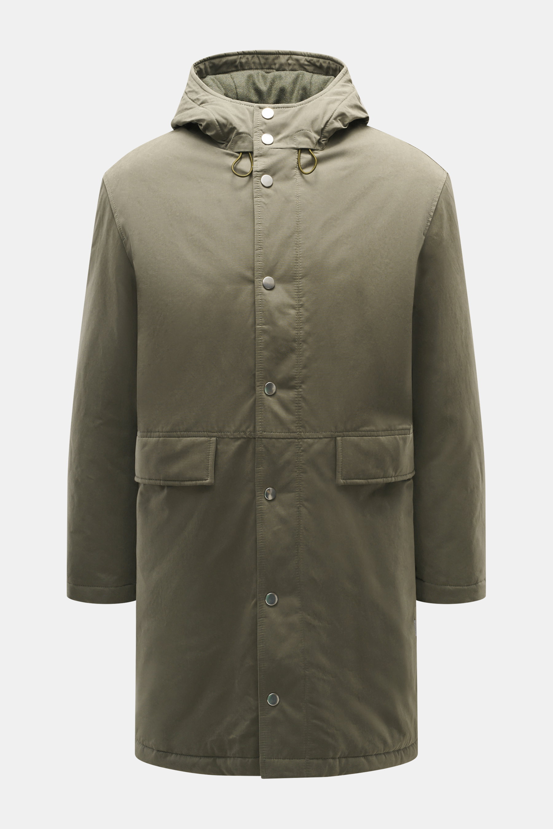 Frontalaufnahme des olivfarbenen 04651/ A trip in a bag Parka 'Winter' mit Baumwoll-Microfaser-Mix, Oversized Fit, Kapuze, Reißverschluss, Windblende, großen Taschen, tonalem Futter und Innentasche.