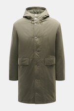 Frontalaufnahme des olivfarbenen 04651/ A trip in a bag Parka 'Winter' mit Baumwoll-Microfaser-Mix, Oversized Fit, Kapuze, Reißverschluss, Windblende, großen Taschen, tonalem Futter und Innentasche.