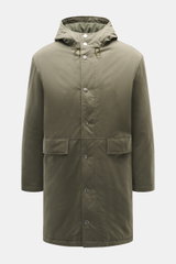 Frontalaufnahme des olivfarbenen 04651/ A trip in a bag Parka 'Winter' mit Baumwoll-Microfaser-Mix, Oversized Fit, Kapuze, Reißverschluss, Windblende, großen Taschen, tonalem Futter und Innentasche.
