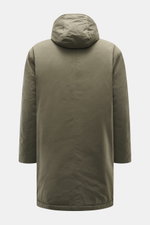 Rückansicht des olivfarbenen 04651/ A trip in a bag Parka 'Winter' mit Kapuze, oversized Fit, Baumwoll-Microfaser-Mix, weichem Griff, hohem Kragen.