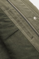 Nahaufnahme des olivfarbenen 04651/ A trip in a bag Parka 'Winter' mit Baumwoll-Microfaser-Mix, Reißverschluss, Windblende, Kapuze, großen Taschen und tonalem Futter.