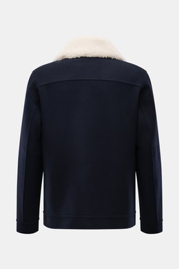 Rear view of the 04651/ A trip in a bag Jacket 'Double Blouson' navy with a soft wool blend, slim fit, and variable lambskin trim on the turn-down collar. 

<p>Eyecatcher for the transitional season: The lightweight jacket in aviator style from 04651/ A T