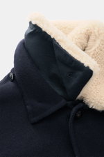 Close-up front side view of 04651/ A trip in a bag Jacket 'Double Blouson' navy, lightweight aviator style with soft wool blend, lambskin collar trim.

<p>Eyecatcher for the transitional season: The lightweight jacket in aviator style from 04651/ A TRIP I
